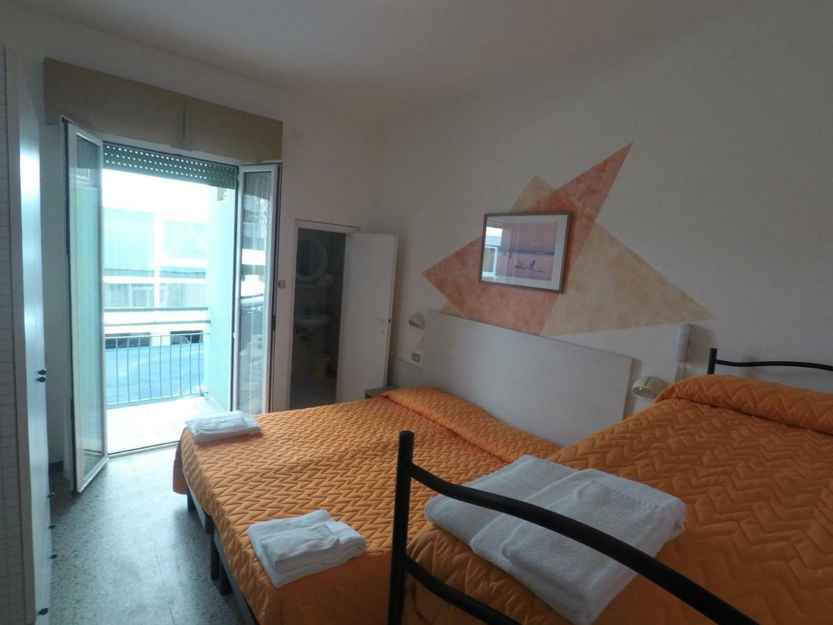 Alevon Hotel Римини Экстерьер фото